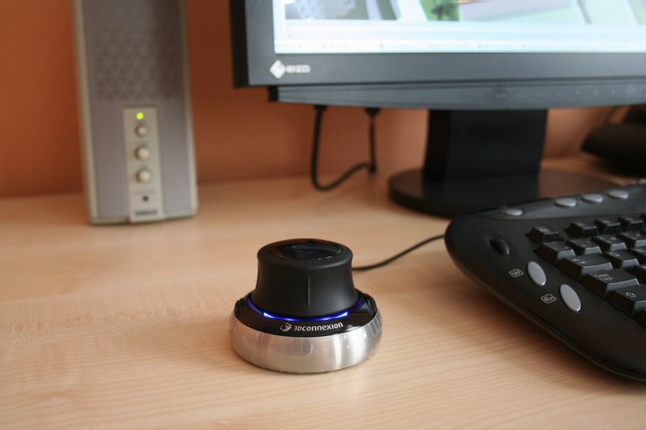 SpaceNavigator na stole